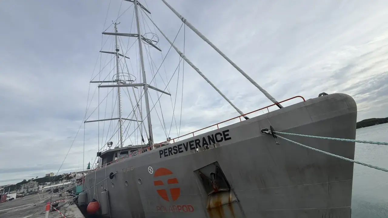 Le bateau "Perseverance" est amarré au quai, prêt pour de nouvelles aventures. Son nom incarne l'esprit d'exploration.
