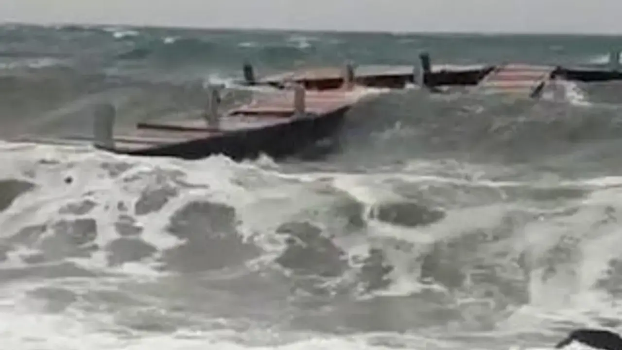 Un ponton endommagé par la tempête en Sardaigne, balloté par les vagues déchaînées.