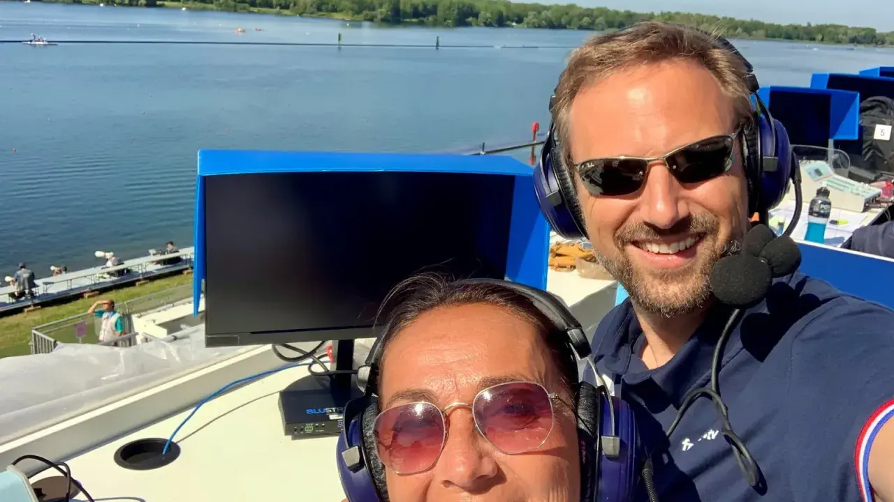 Adrien Hardy et sa collègue commentent une course sur un lac.