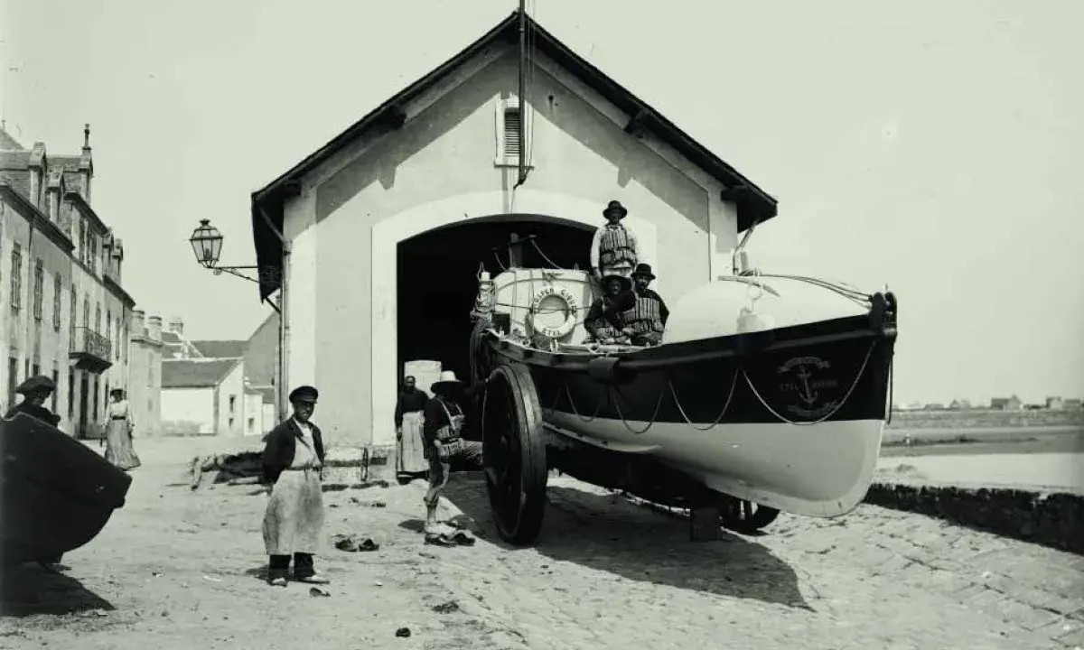 Un canot de sauvetage est sorti d'un hangar à Etel. Alain Bombard, le célèbre médecin et navigateur, aurait pu être à bord.