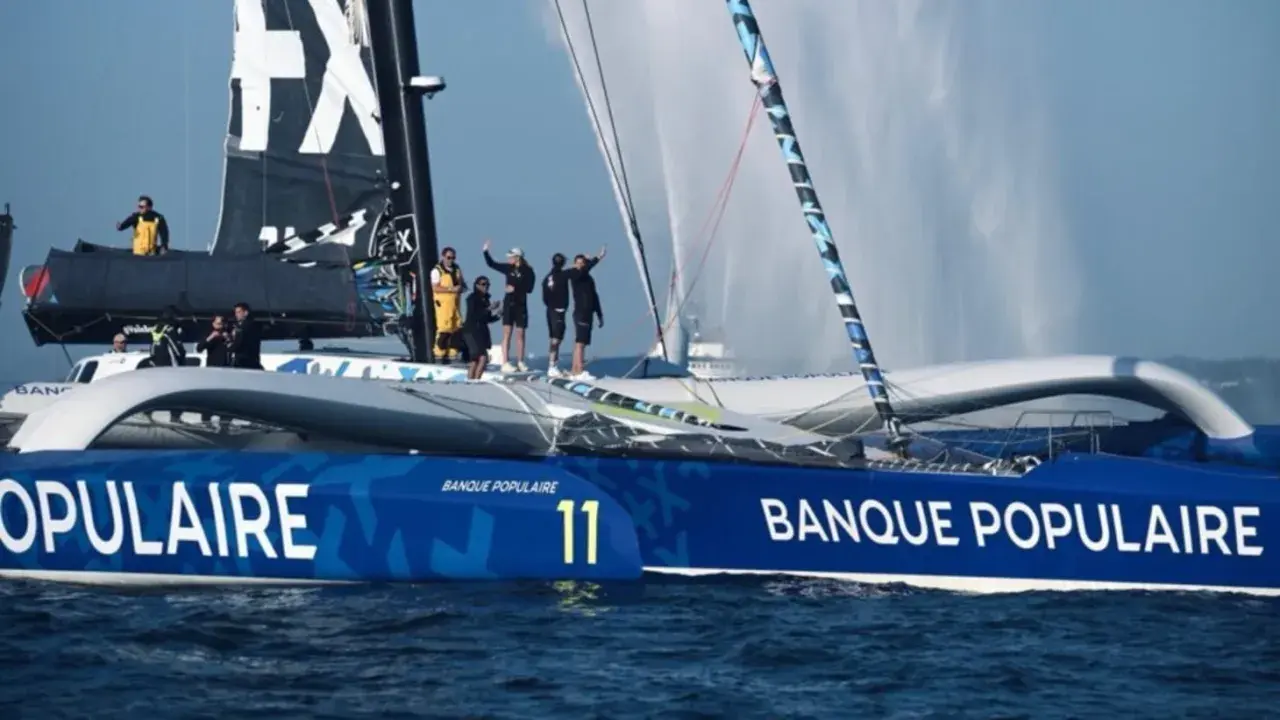 Équipe sur un trimaran Banque Populaire, rappelant l'esprit d'aventure d'un olivier de kersauson jeune.