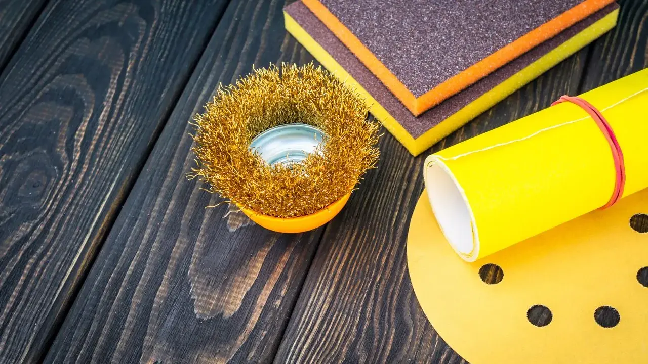 Outils pour la préparation avant peinture époxy bateau polyester : brosse métallique, éponges abrasives et papier de verre.