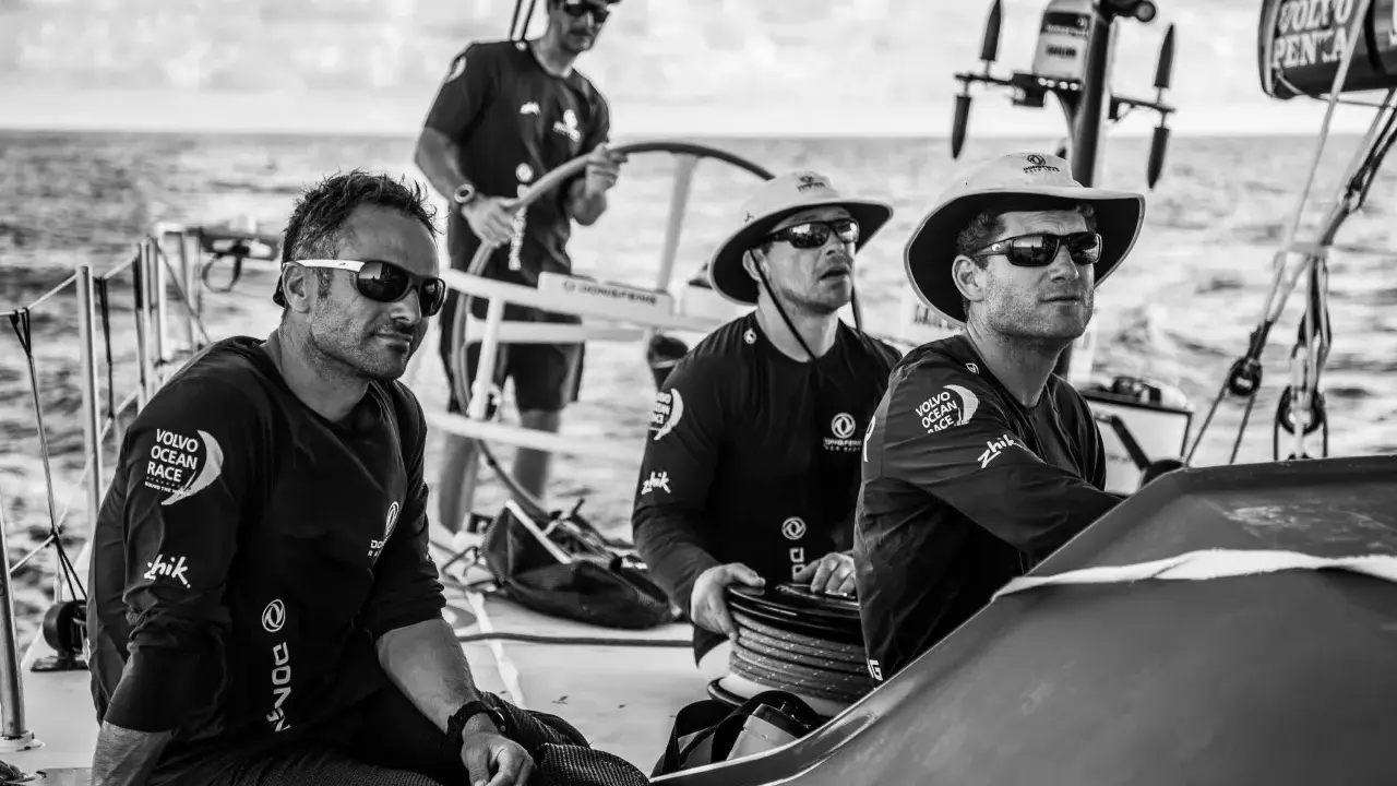 Alain Gabbay et son équipage concentrés sur le voilier lors de la Volvo Ocean Race.