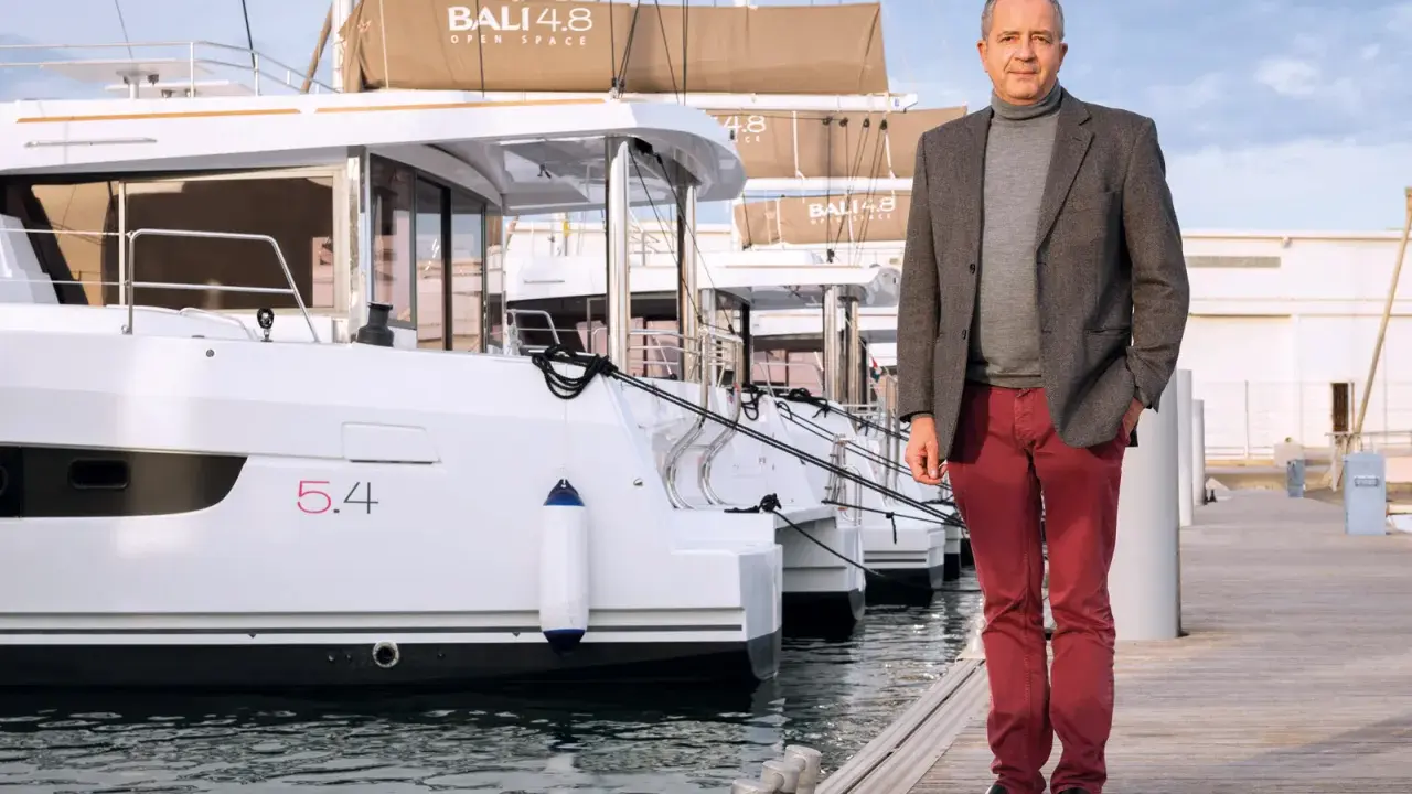 Olivier Poncin, PDG de Catana Group, pose devant des catamarans Bali 4.8.