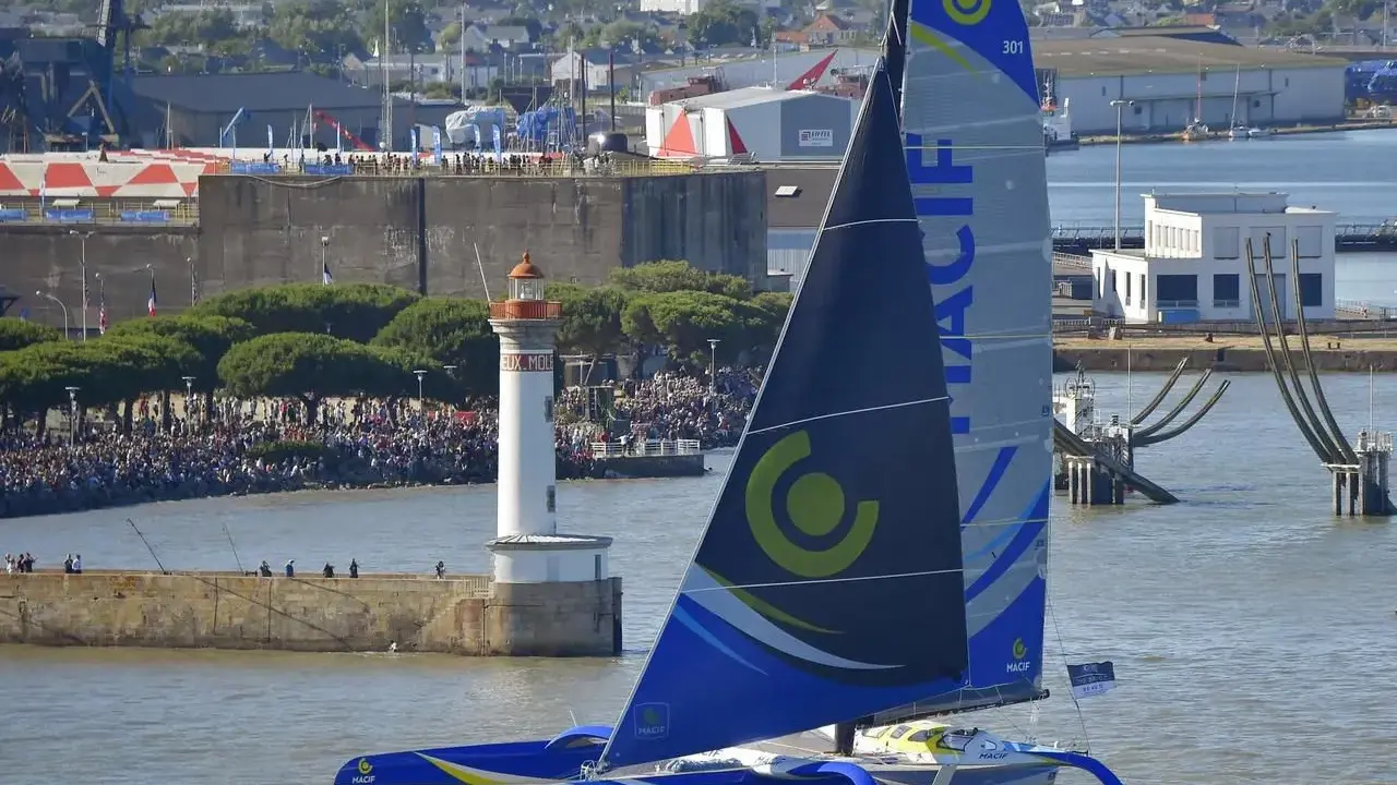 Le trimaran MACIF, prêt pour la transat, quitte le port sous les acclamations. Un grand voile Gabart s'apprête à affronter l'océan.