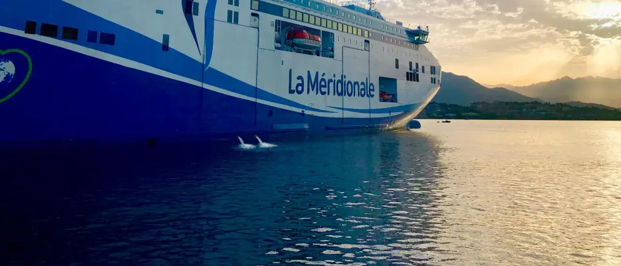 Le ferry "La Méridionale" se prépare pour son voyage, l'eau s'échappe des systèmes de ballastage.