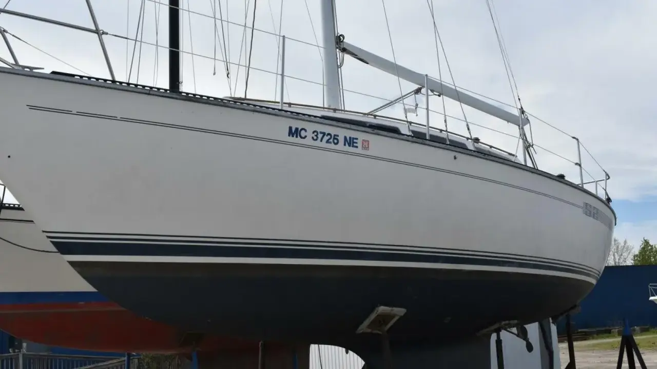 Voilier blanc MC 3725 NE, prêt pour l'aventure sur l'eau.