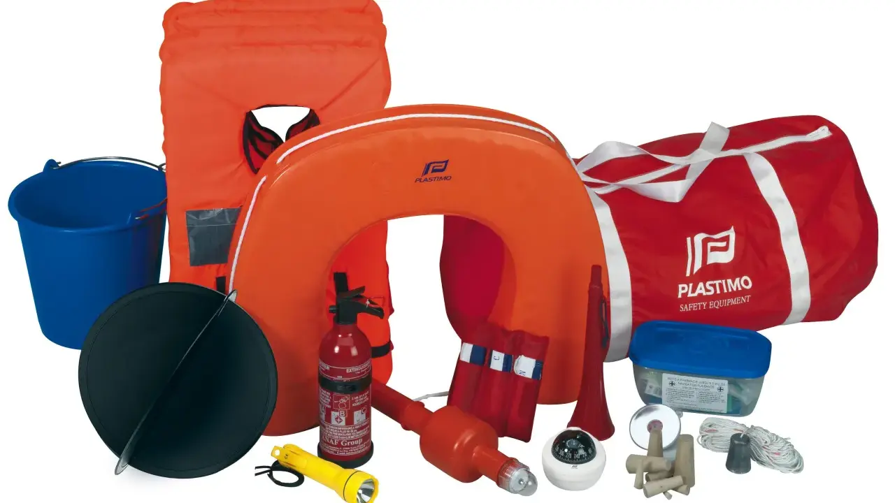 Équipement obligatoire bateau fluvial : gilet de sauvetage, bouée, extincteur, lampe, seau, corne de brume, trousse de secours, compas.