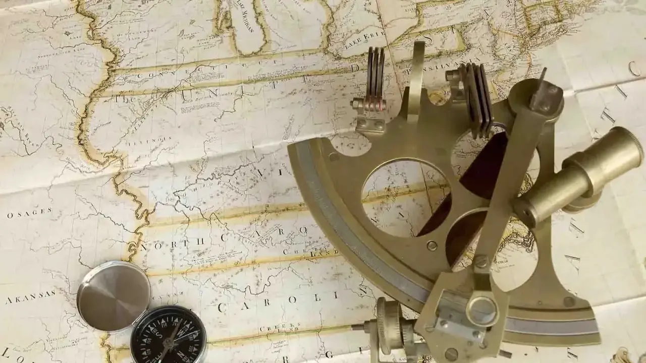 Un sextant et une boussole sur une carte ancienne, évoquant la navigation et l'exploration.
