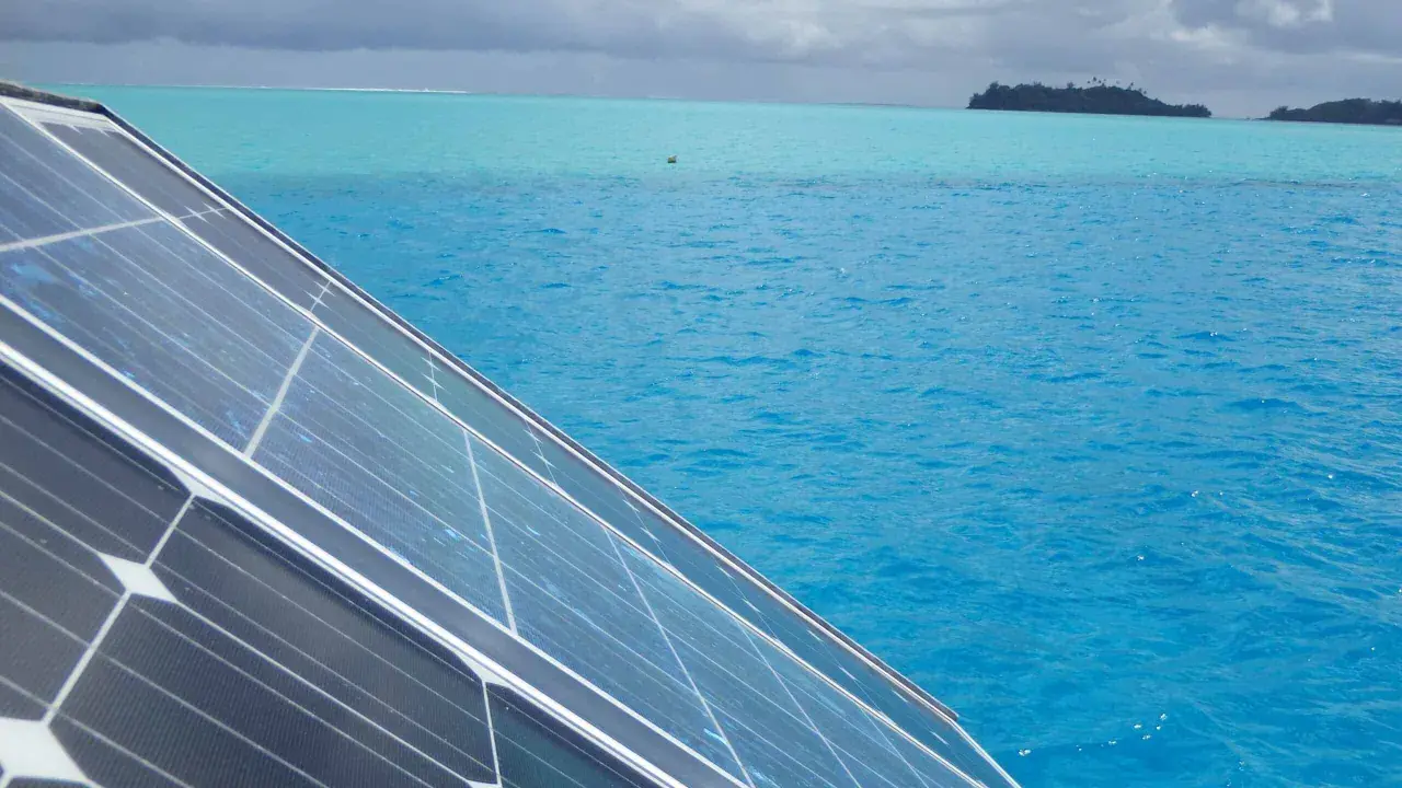 Panneau solaire bateau, quelle puissance pour naviguer en autonomie ? L'eau turquoise et les îles au loin invitent au voyage.