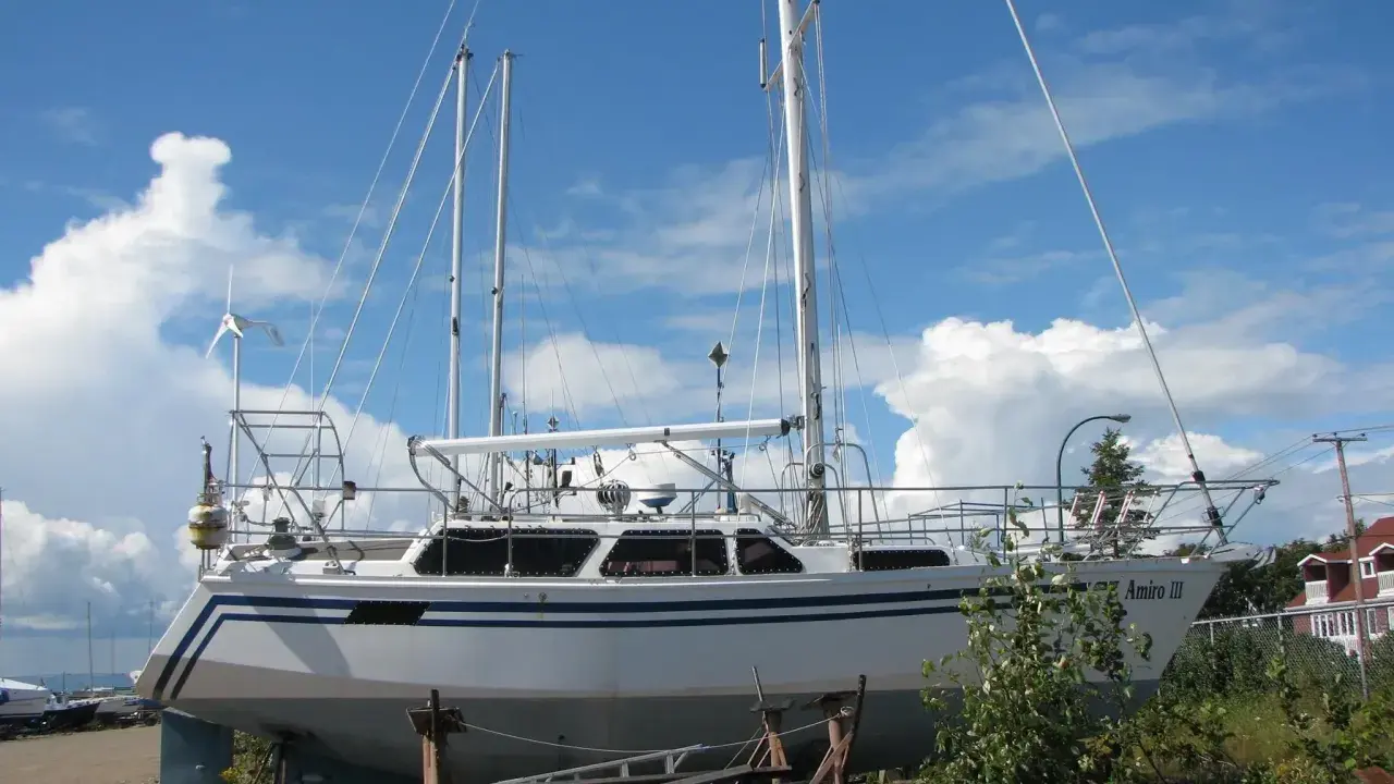 Le voilier "Amiro III" est sur des chandelles, prêt pour l'hiver. Gilbert Caroff admire son bateau.