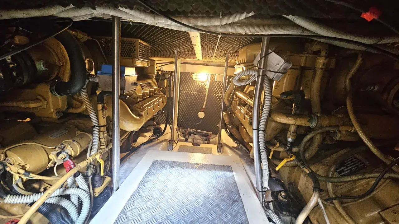 Vue de la salle des machines d'un bateau, avec deux moteurs inboard jaunes. L'entretien régulier est essentiel pour la durée de vie d'un moteur inboard.