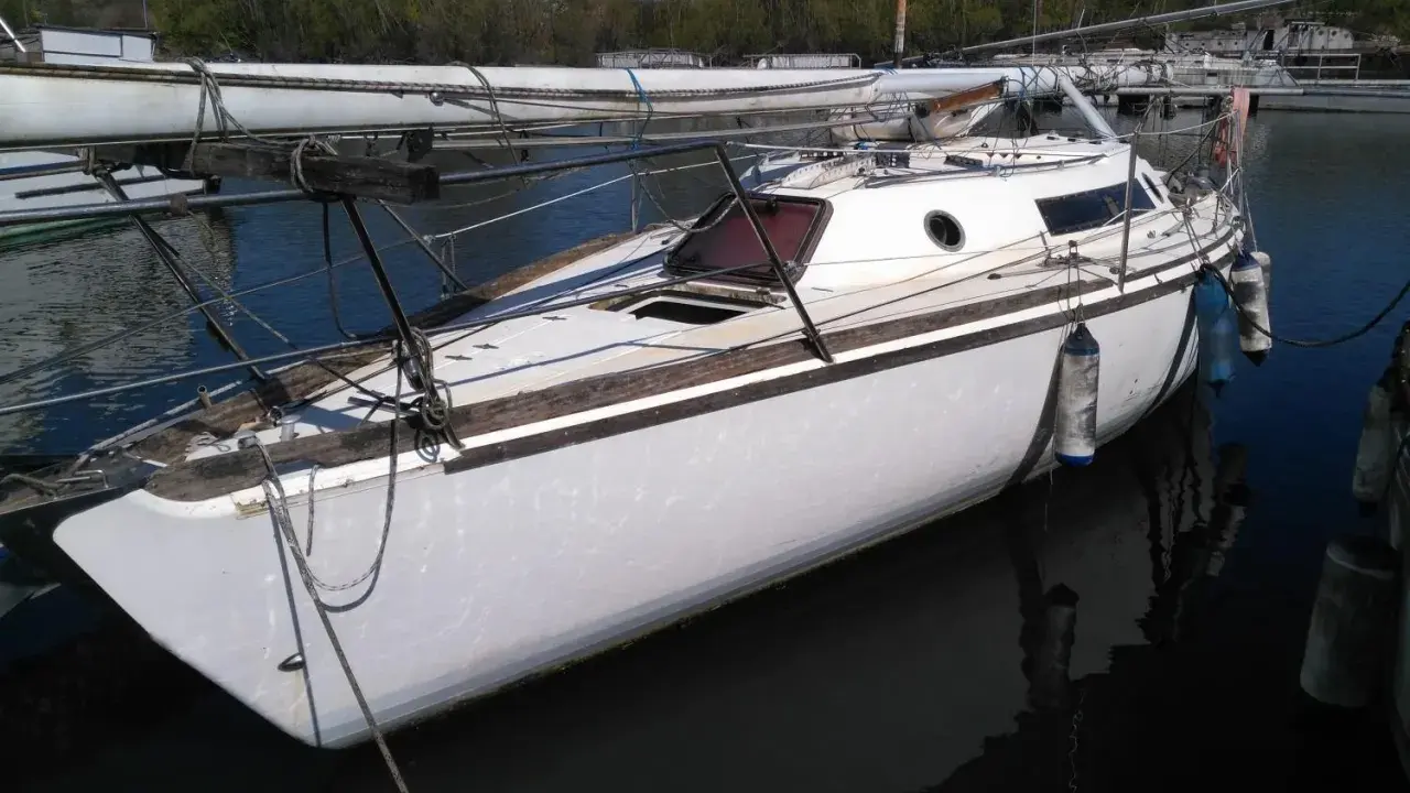 Voilier blanc, prêt pour de nouvelles aventures. Un super challenger attendant son équipage pour naviguer.