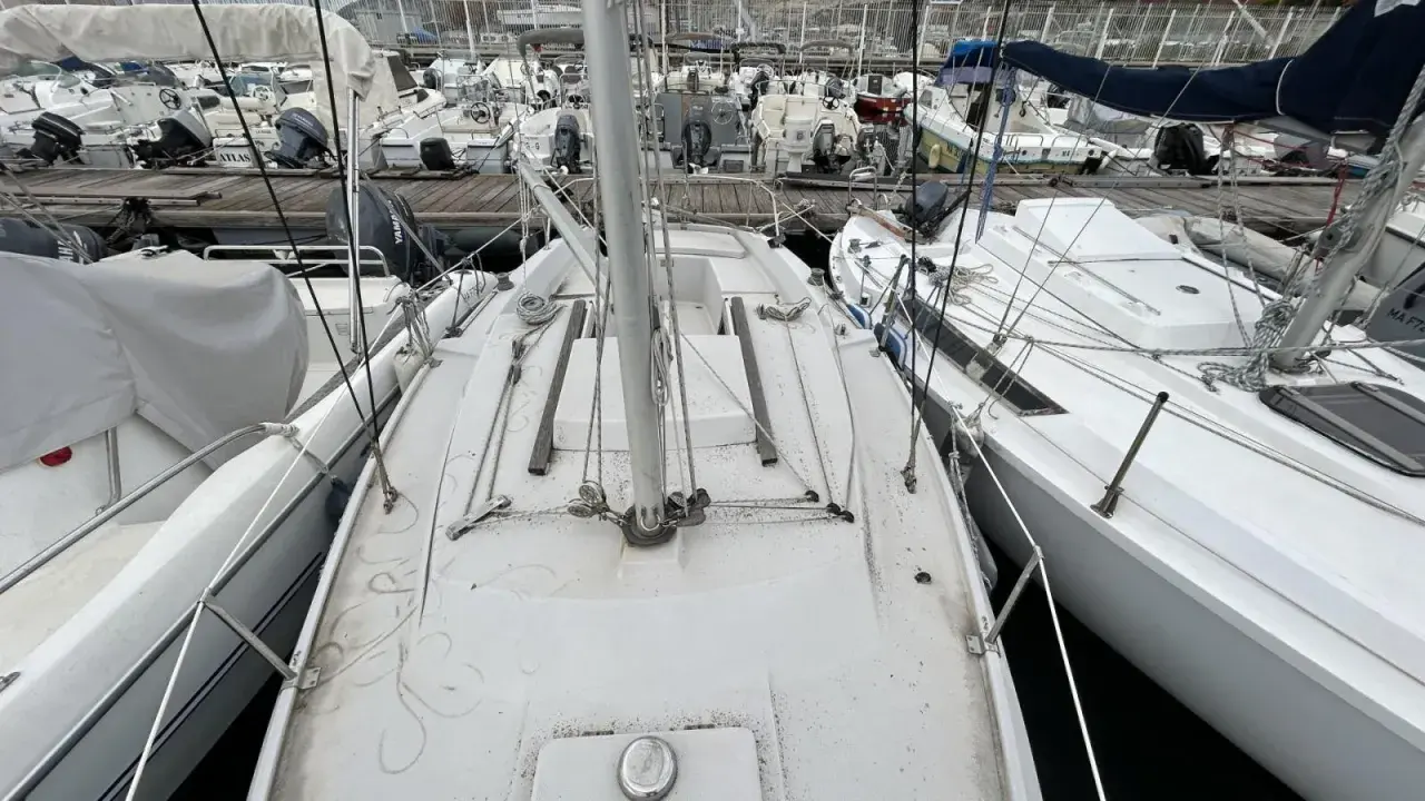 Vue du pont d'un voilier Jeanneau Flirt, prêt pour l'aventure. La fiche technique de ce bateau promet de belles navigations.