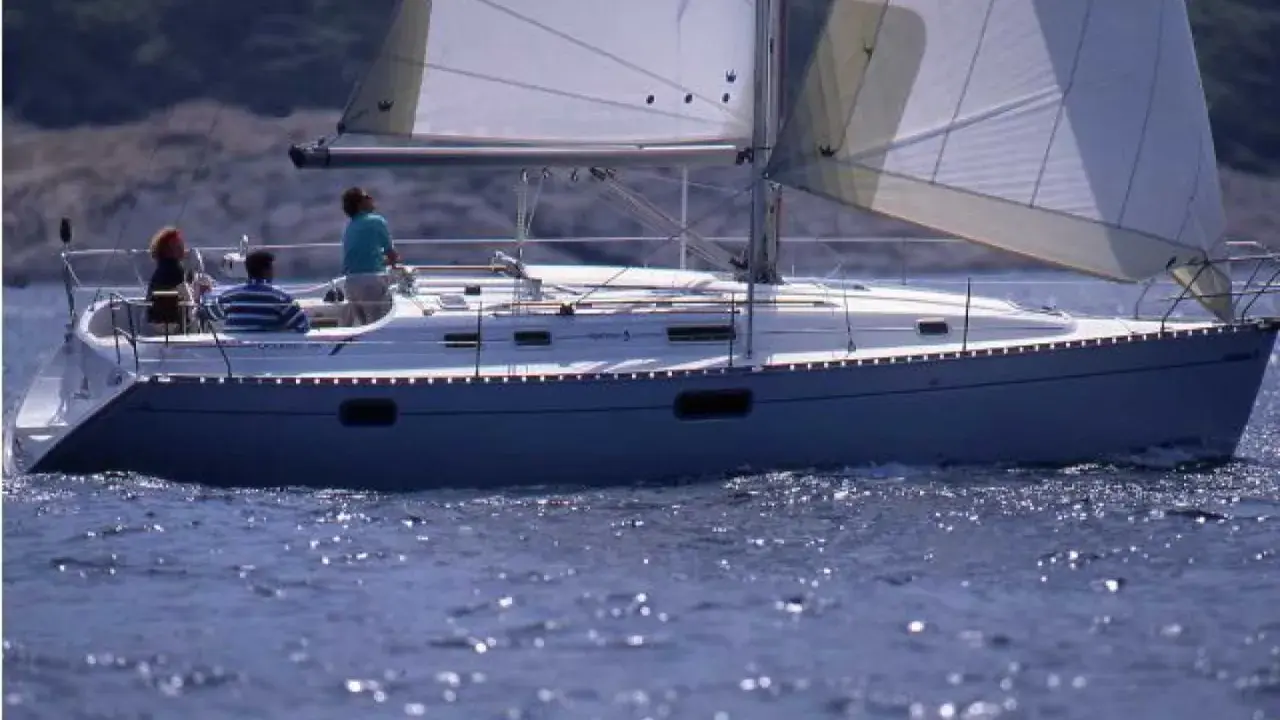 Voilier Oceanis 351 en navigation. La fiche technique de ce bateau est impressionnante.