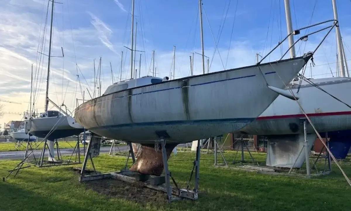 Voiliers sur cale, prêts pour le départ. Le **mallard start 7** est prêt à prendre la mer.