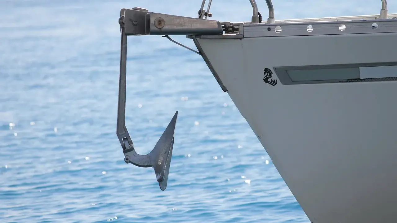 Ancre de bateau prête à être déployée. Elle montre comment fonctionne une ancre de bateau : elle s'enfonce dans le fond marin pour stabiliser le navire.