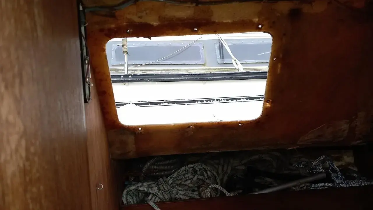 Intérieur d'un Kelt 760, vue par l'ouverture, avec des cordages rangés.