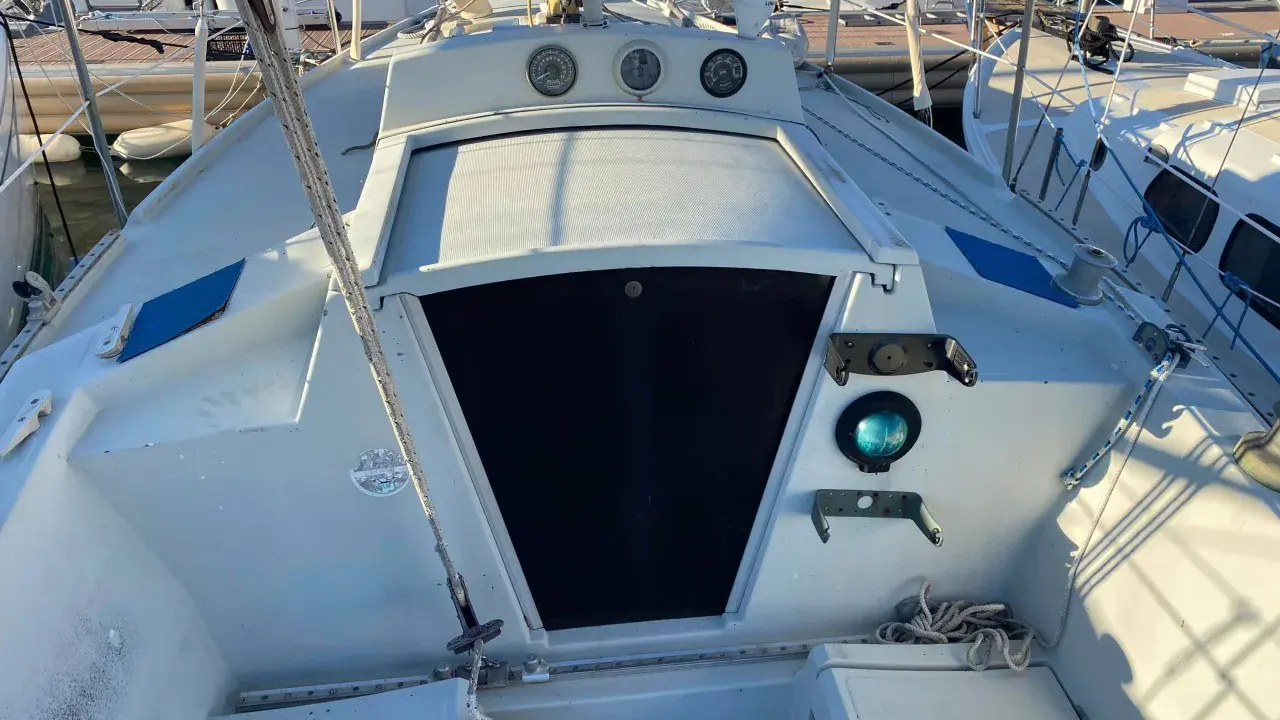 Vue du pont d'un voilier Dufour 27, avec instruments de navigation et cordages. Les avis sur ce modèle sont généralement positifs.