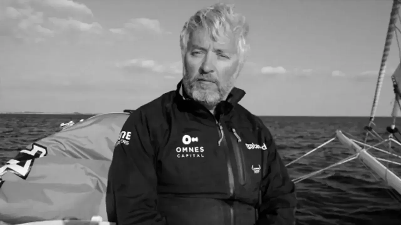 Le navigateur Yvan Bourgnon, le regard déterminé, sur son bateau en pleine mer.