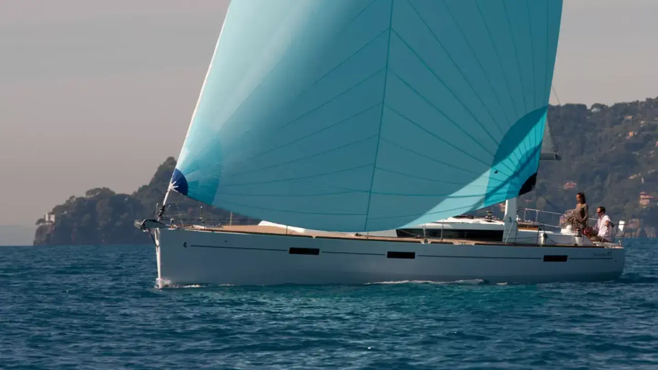 Voilier Oceanis 45 en pleine navigation, voile bleue gonflée par le vent. Idéal pour découvrir les caractéristiques de ce modèle.