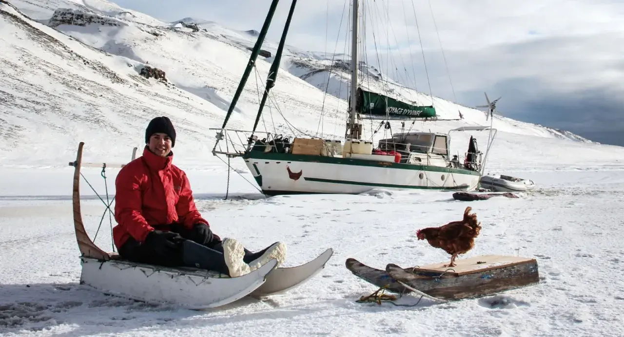 Guirec Soudée et sa poule, sur la banquise, à côté de son voilier.