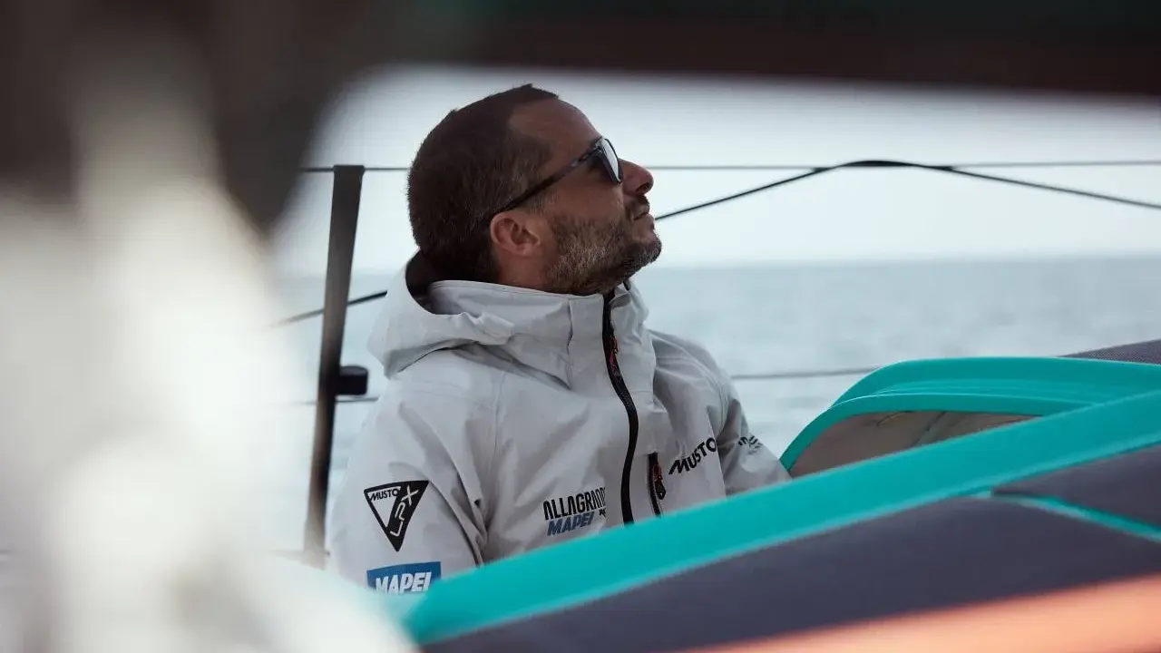 Ambrogio Beccaria, le regard tourné vers l'horizon, porte une veste de voile Musto.