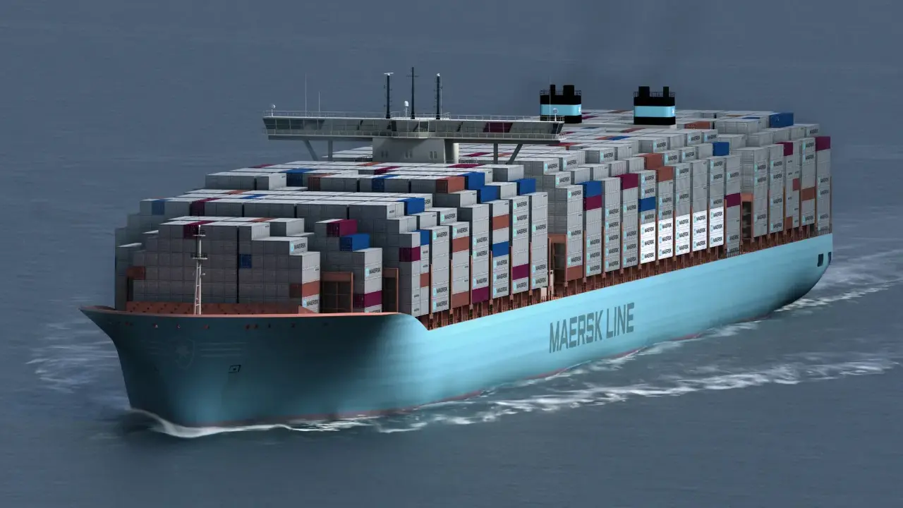 Un immense porte-conteneurs Maersk navigue sur une mer calme, chargé de milliers de conteneurs. La taille porte conteneur est impressionnante.