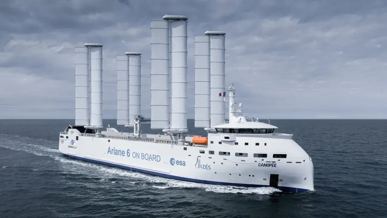 Le navire Canopée, avec ses voiles futuristes, illustre le transport à la voile moderne pour l'acheminement de pièces de fusée Ariane 6.