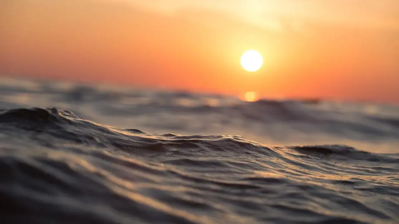 Vague vague, le soleil se couche sur l'océan. Un moment parfait pour apprendre du vocabulaire maritime anglais.