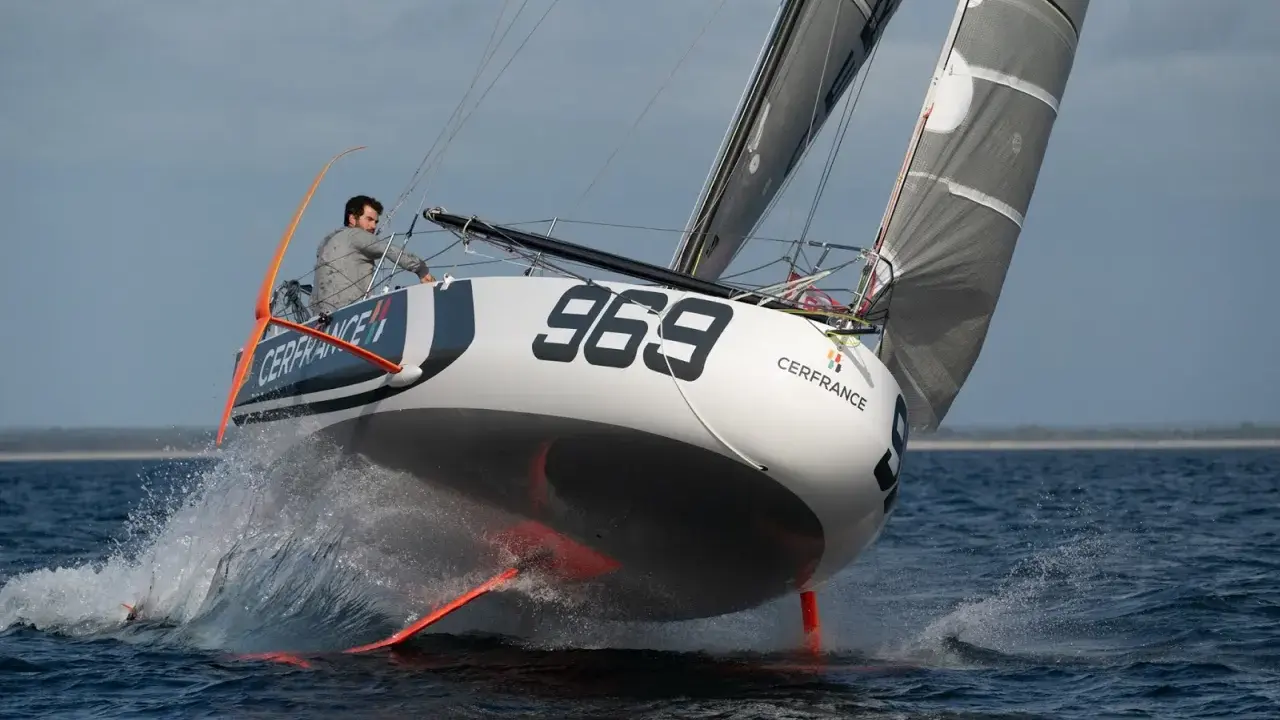 Voilier Pogo 6.50 "Cerfrance" #969 fend les vagues, le skipper concentré.