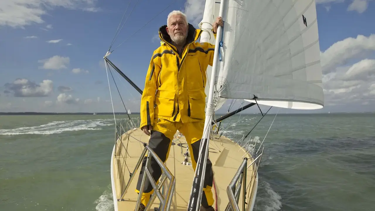 Robin Knox-Johnston, le légendaire navigateur, sur son voilier, prêt pour une nouvelle aventure en mer.