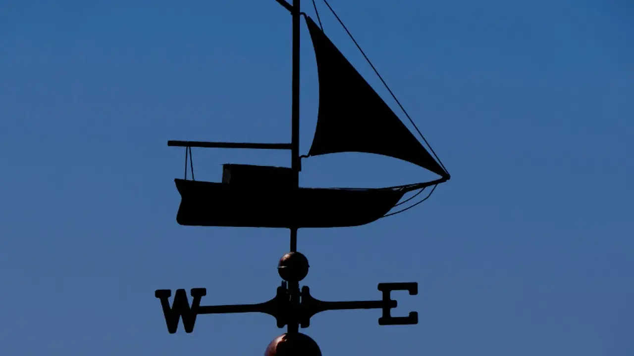 Girouette en forme de voilier, indiquant le vent. Un outil de météo IA pour naviguer.