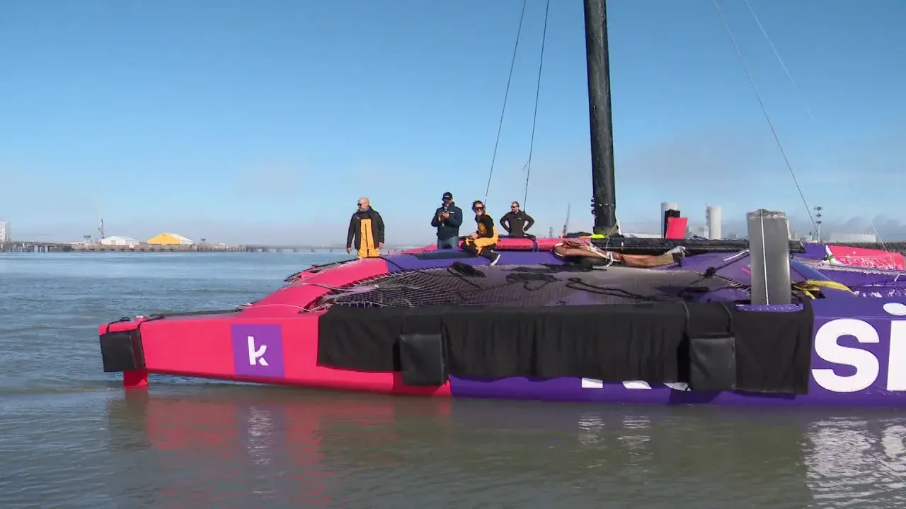 Le catamaran rose et violet, prêt pour la course, avec Audrey Ogereau et son équipe à bord.