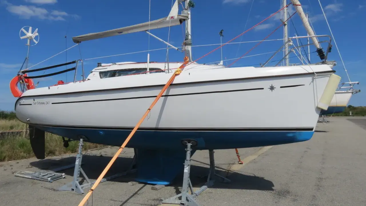 Voilier Sun Odyssey 24.1 blanc sur bers, prêt pour l'aventure.
