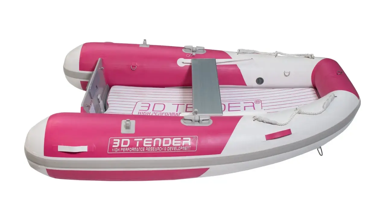 Un petit bateau gonflable rose et blanc, parfait pour rejoindre un grand bateau.