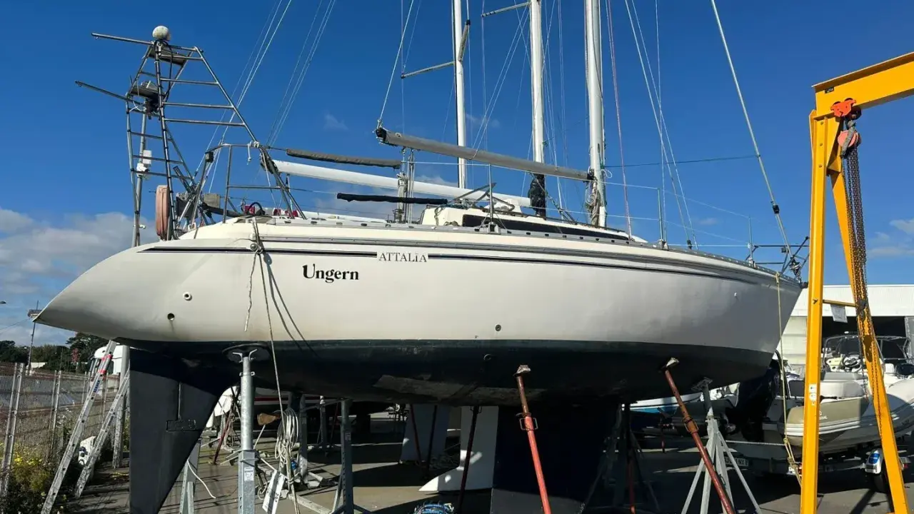 Voilier Attalia 32 "Ungern" sur bers, prêt pour sa fiche technique. Mât, voiles et quille visibles.