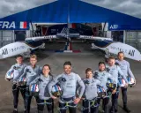 L'équipe française du SailGP France pose fièrement devant son catamaran, prête à conquérir les océans.