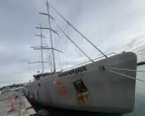 Le bateau "Perseverance" est amarré au quai, prêt pour de nouvelles aventures. Son nom incarne l'esprit d'exploration.