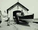 Un canot de sauvetage est sorti d'un hangar à Etel. Alain Bombard, le célèbre médecin et navigateur, aurait pu être à bord.