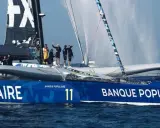 Équipe sur un trimaran Banque Populaire, rappelant l'esprit d'aventure d'un olivier de kersauson jeune.