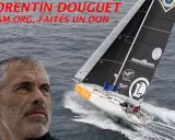 Le visage de Corentin Douguet, skipper, à côté de son voilier blanc et noir naviguant sur une mer agitée. SNSM.ORG, faites un don.