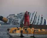 Épaves du Costa Concordia, symbole tragique de la mer. Des canots de sauvetage orange attendent, rappelant le naufrage et ses morts.