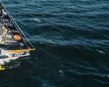 Voilier "Coup de Pouce" naviguant sur une mer agitée, avec le nom "Manuel Cousin" visible sur la voile.