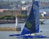 Le trimaran MACIF, prêt pour la transat, quitte le port sous les acclamations. Un grand voile Gabart s'apprête à affronter l'océan.