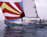 Un voilier avec une voile colorée, rappelant une légende du soleil, navigue sur une mer agitée. 41 avis sur cette aventure.