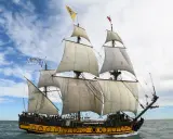 Le Shtandart, bateau historique aux voiles blanches, navigue sur une mer agitée sous un ciel nuageux.