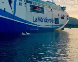 Le ferry "La Méridionale" se prépare pour son voyage, l'eau s'échappe des systèmes de ballastage.