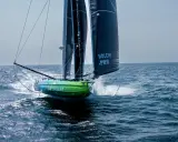 Voilier vert et bleu "Go Circular" naviguant à pleine vitesse, voiles noires marquées "Holcim PRB". Un design de Guillaume Verdier.