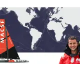 Guirec Soudée et sa cartographie de ses voyages autour du monde, avec son bateau MACSF et une carte du monde.